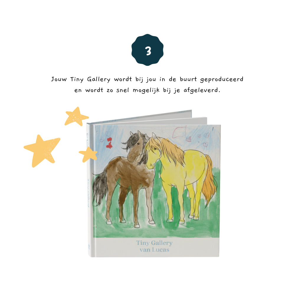 Vierkante 1:1 afbeelding van stap 3 in het Tiny Gallery proces. Centraal staat het eindresultaat: een openstaand Tiny Gallery kunstboek met een kindertekening van twee paarden op de cover en een persoonlijke naam onderaan. Rondom het boek staan illustratieve sterren om het ‘magische’ eindresultaat te benadrukken. Bovenaan wordt stap 3 uitgelegd: het boek wordt lokaal bij de klant in de buurt geproduceerd en zo snel mogelijk bezorgd.