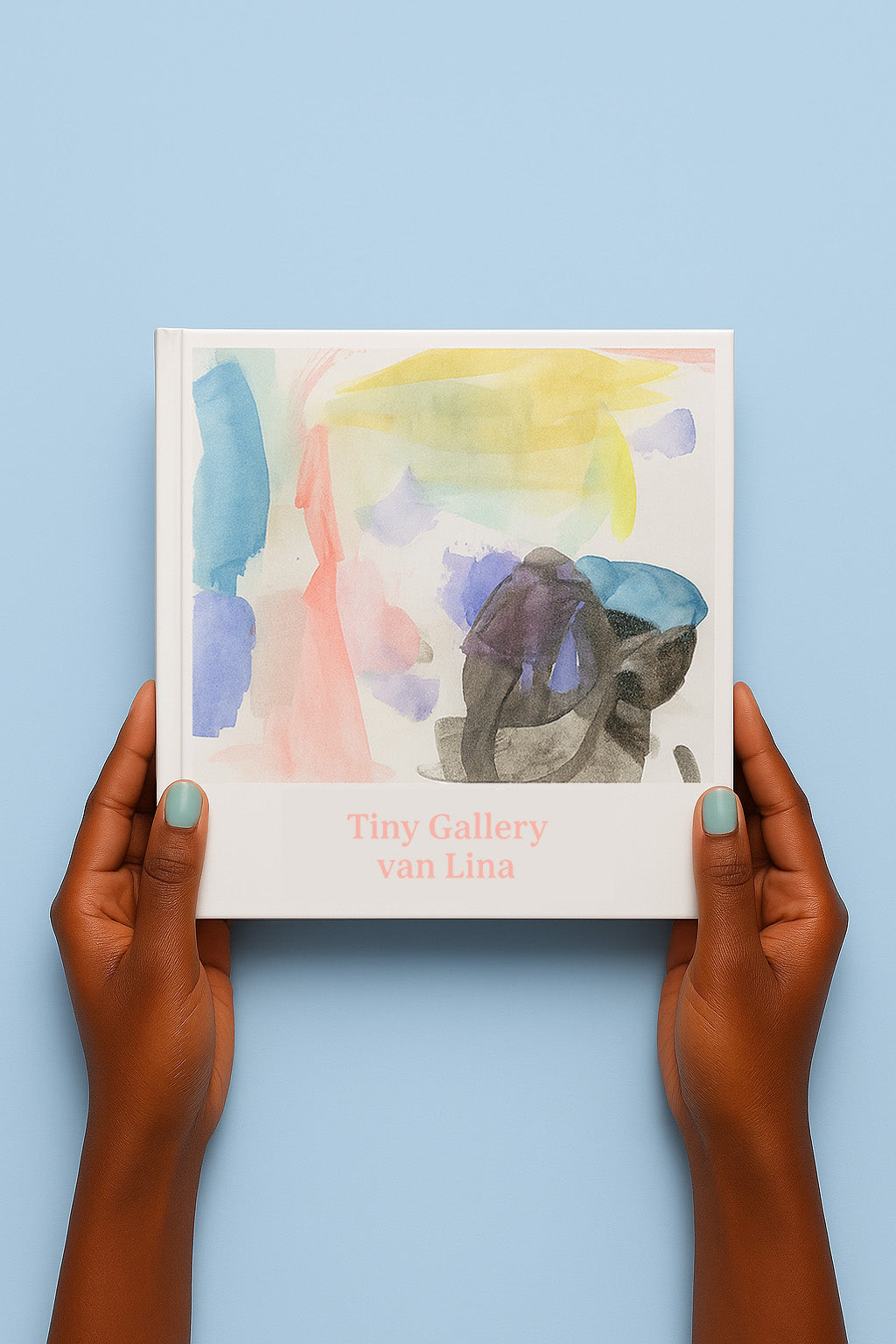 Een paar handen houdt een Tiny Gallery-boek vast tegen een lichtblauwe achtergrond. Op de cover staat een kleurrijke kindertekening met zachte penseelstreken in geel, blauw, roze en zwart. Onderaan de kaft staat de tekst “Tiny Gallery van Lina” in een roze lettertype.
