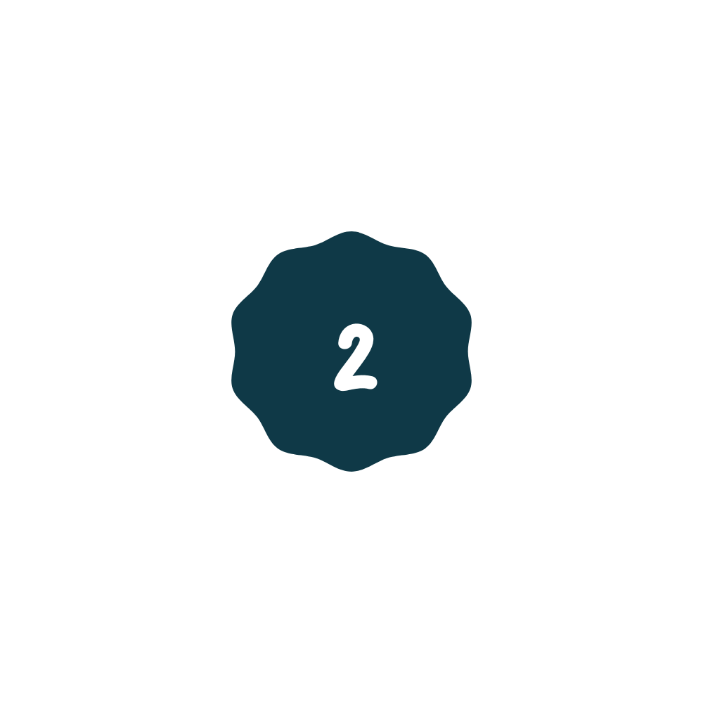 Donkergroene ronde badge met wit cijfer 2 in het midden