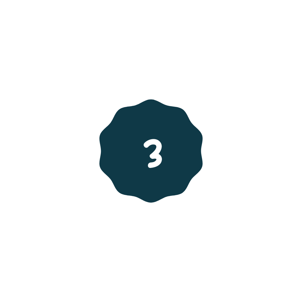 Donkergroene ronde badge met wit cijfer 3 in het midden