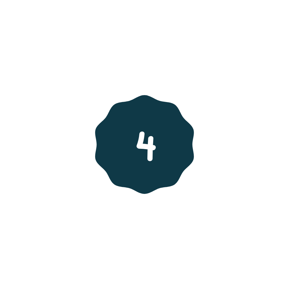 Donkergroene ronde badge met wit cijfer 4 in het midden