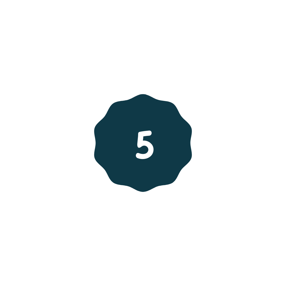 Donkergroene ronde badge met wit cijfer 5 in het midden