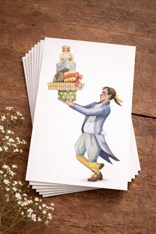 Ansichtkaart met een print van een handgemaakte illustratie door illustrator Amber Moonen. De illustratie toont een lakij die zorgvuldig een hoge stapel kleurrijke cadeautjes balanceert. Een speelse en verhalende ansichtkaart met zachte kleuren, gemaakt in samenwerking met Amber Moonen, die fantasie en verwondering oproept en perfect is om te versturen of neer te zetten.