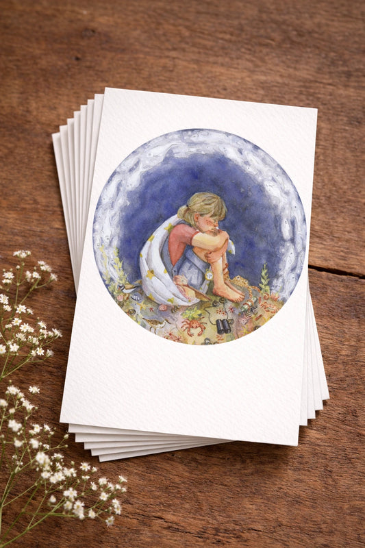 Ansichtkaart met een print van een handgemaakte illustratie door illustrator Amber Moonen. De illustratie toont een kind dat weggekropen zit in een dromerige onderwaterwereld, omringd door zeedieren, planten en zachte kleuren. Een verhalende en fantasierijke ansichtkaart die uitnodigt tot verwondering, rust en eindeloos wegdromen.