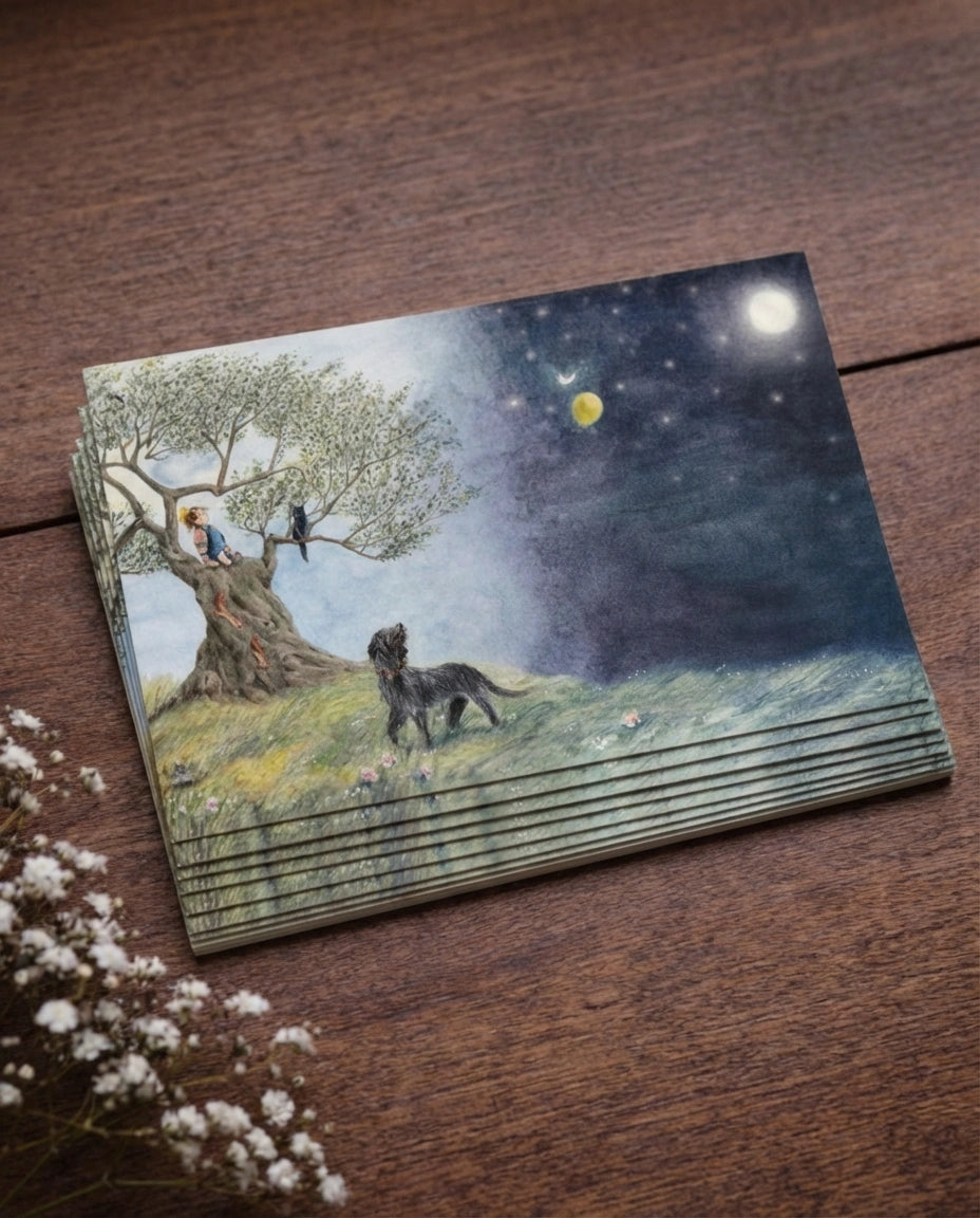 Ansichtkaart “Genieten van de avondmaan”, een print van de handgemaakte illustratie van kunstenares Amber Moonen. Een dromerig tafereel waarin dag en nacht samenkomen, gedrukt in hoge kwaliteit — perfect om te versturen of te bewaren.
