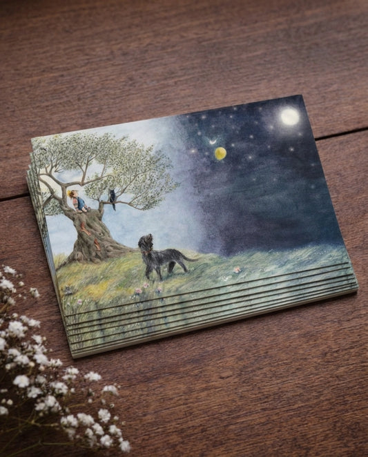Ansichtkaart “Genieten van de avondmaan”, een print van de handgemaakte illustratie van kunstenares Amber Moonen. Een dromerig tafereel waarin dag en nacht samenkomen, gedrukt in hoge kwaliteit — perfect om te versturen of te bewaren.