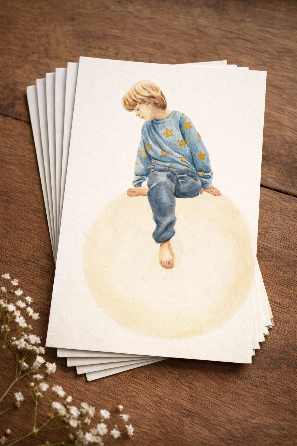 Ansichtkaart met een print van een handgemaakte illustratie door illustrator Amber Moonen. De illustratie toont een jongetje dat rustig op de maan zit, omringd door zacht licht en stilte. Een dromerige en verhalende ansichtkaart over dromen, liefde tot aan de maan en terug en de kracht van verbeelding, perfect om te versturen of neer te zetten.