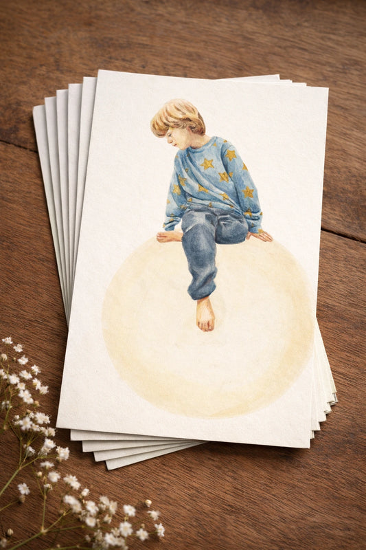 Ansichtkaart met een print van een handgemaakte illustratie door illustrator Amber Moonen. De illustratie toont een jongetje dat rustig op de maan zit, omringd door zacht licht en stilte. Een dromerige en verhalende ansichtkaart over dromen, liefde tot aan de maan en terug en de kracht van verbeelding, perfect om te versturen of neer te zetten.