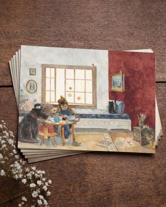 Ansichtkaart “Voorlezen aan de huisdieren”, een handgemaakte illustratie van kunstenares Amber Moonen. Een warm en huiselijk tafereel vol rust en aandacht, gedrukt in hoge kwaliteit — perfect om te versturen of te bewaren.
