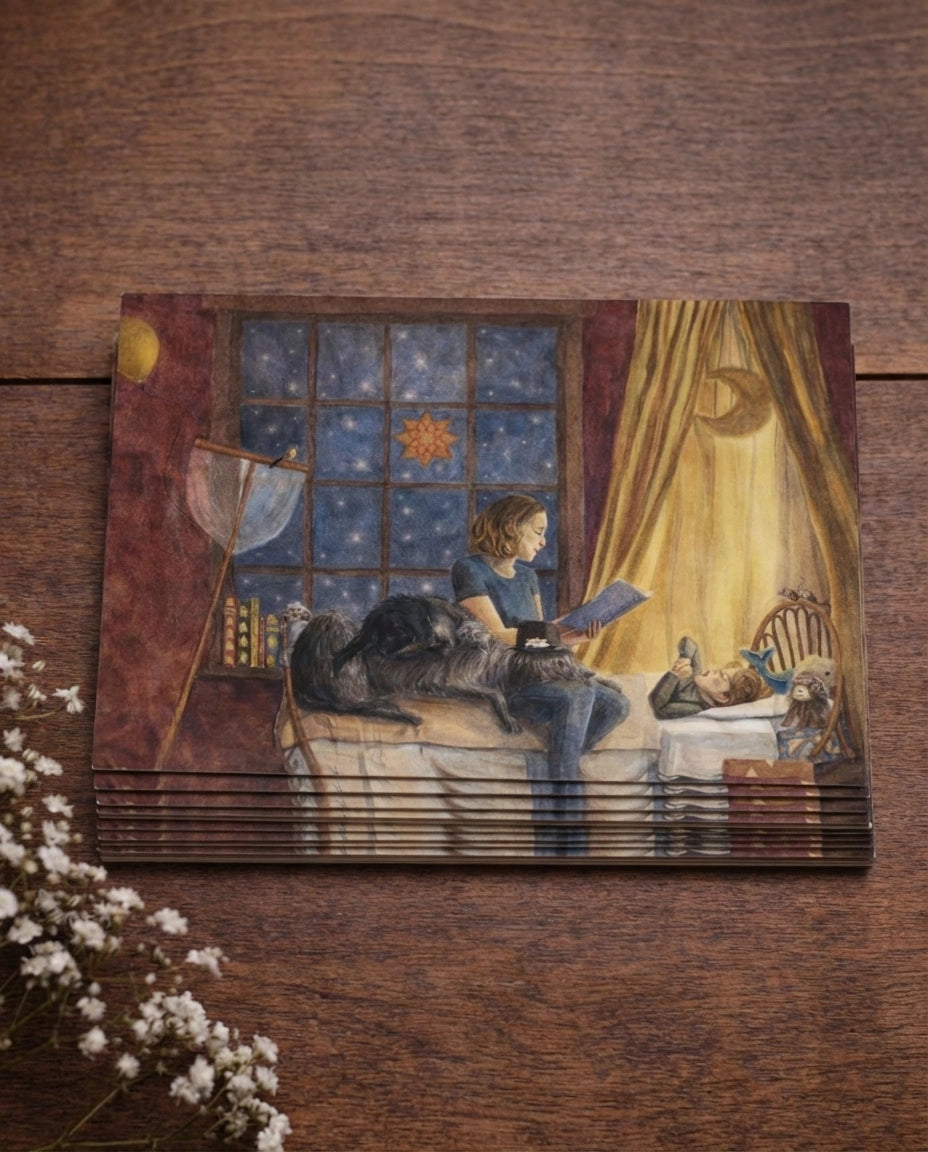 Ansichtkaart “Voorlezen voor het slapengaan”, een handgemaakte illustratie van kunstenares Amber Moonen. Een warm en dromerig tafereel van een voorleesmoment, gedrukt in hoge kwaliteit — perfect om te versturen of te bewaren.