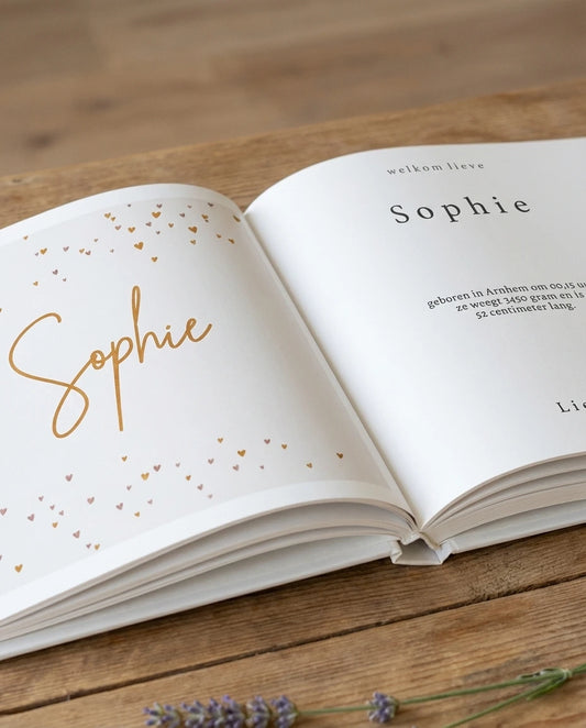 Binnenzijde van een Tiny Gallery kaartenboek met gebundelde geboortekaartjes. Links een stijlvol vormgegeven naamillustratie “Sophie”, rechts de geboortedetails. Een rustig en elegant ontwerp waarin herinneringen overzichtelijk samenkomen.