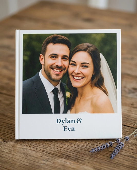 Maak een gepersonaliseerd fotoboek van jullie bruiloft. Leg jullie mooiste momenten vast in een stijlvol, tijdloos boek van Tiny Gallery – perfect als herinnering of cadeau.