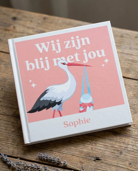 Vier de geboorte met een gepersonaliseerd boek met naam en illustratie. Een lief, tijdloos geboorteboek van Tiny Gallery om voor altijd te bewaren of cadeau te geven.