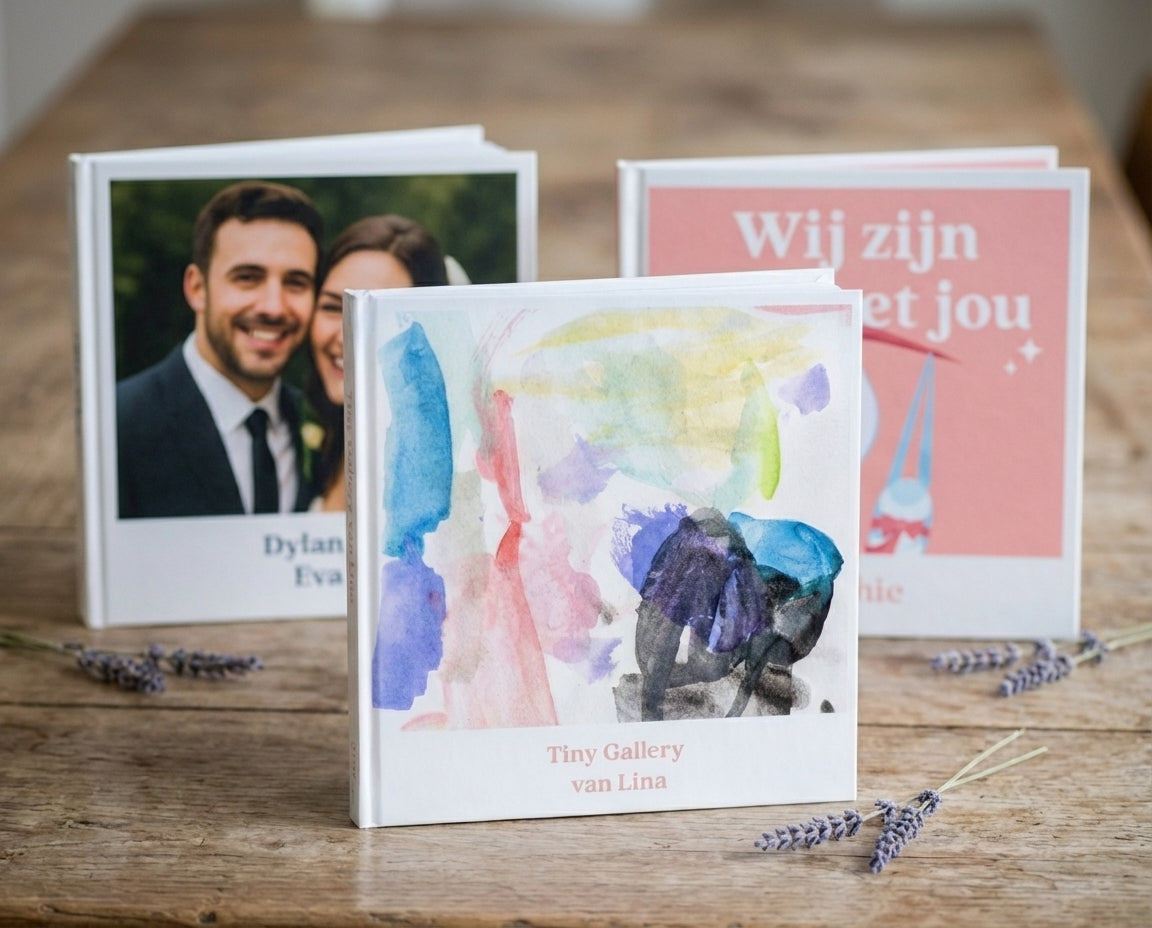 Ontdek de gepersonaliseerde boeken van Tiny Gallery: van kinder­kunst en geboortes tot bruiloften en bijzondere momenten. Tijdloos vormgegeven, persoonlijk gemaakt en met zorg gebundeld.