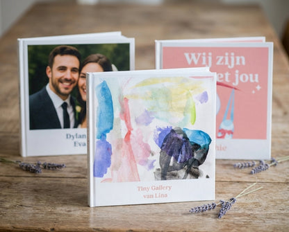 Ontdek de gepersonaliseerde boeken van Tiny Gallery: van kinder­kunst en geboortes tot bruiloften en bijzondere momenten. Tijdloos vormgegeven, persoonlijk gemaakt en met zorg gebundeld.
