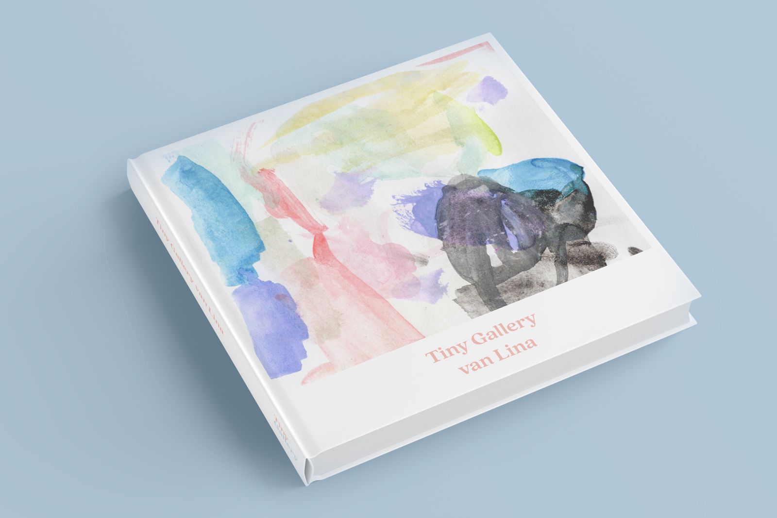 Hardcover kunstboek van Tiny Gallery met op de kaft een kleurrijke kindertekening in aquarelstijl. Op de witte omslag staat in zachte roze letters de titel “Tiny Gallery van Lina”. Het boek ligt schuin op een lichtblauwe achtergrond en straalt een zachte, moderne en persoonlijke uitstraling uit.