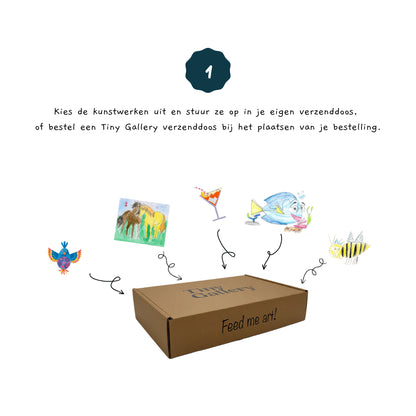 Vierkante 1:1 afbeelding van een Tiny Gallery verzenddoos met de tekst “Feed me art!”. Rondom de doos zweven verschillende kleurrijke kindertekeningen, zoals een vogel, paarden, een drankje, een vis en een bij. Pijlen wijzen van de tekeningen naar de doos om te laten zien dat ouders de kunstwerken kunnen opsturen in hun eigen doos of een Tiny Gallery verzenddoos. Bovenaan staat stap 1 van het proces duidelijk weergegeven.