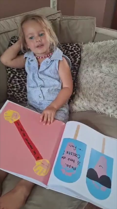 Meisje opent enthousiast haar Tiny Gallery boek en bladert door de zorgvuldig gedrukte kunstwerken.