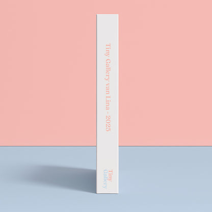 Wit Tiny Gallery fotoboek met naam en jaartal 2025 op de rug, minimalistische achtergrond in roze en blauw.