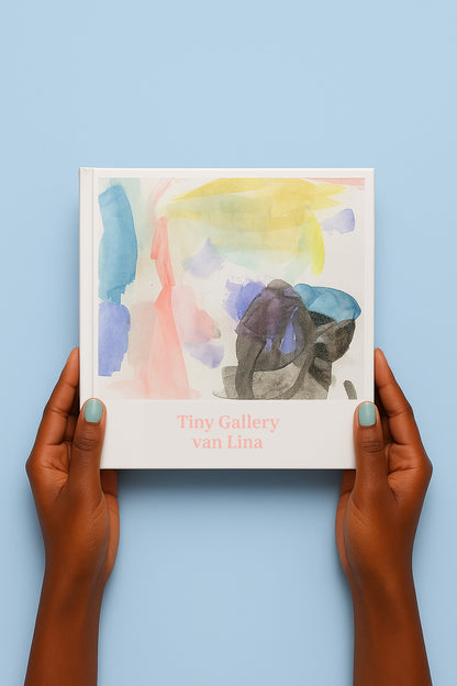 Een paar handen houdt een Tiny Gallery-boek vast tegen een lichtblauwe achtergrond. Op de cover staat een kleurrijke kindertekening met zachte penseelstreken in geel, blauw, roze en zwart. Onderaan de kaft staat de tekst “Tiny Gallery van Lina” in een roze lettertype.