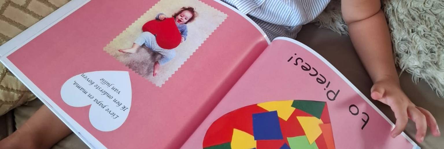 Kind bekijkt Tiny Gallery kunstboek met persoonlijke foto en kleurrijke collage